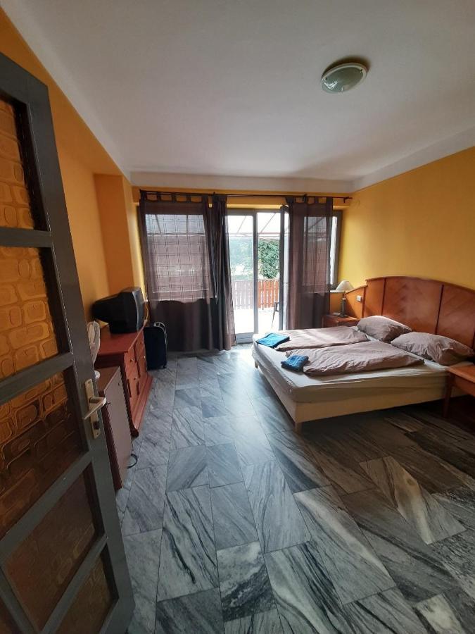 Retro Hotel Merid Zamárdi Eksteriør billede
