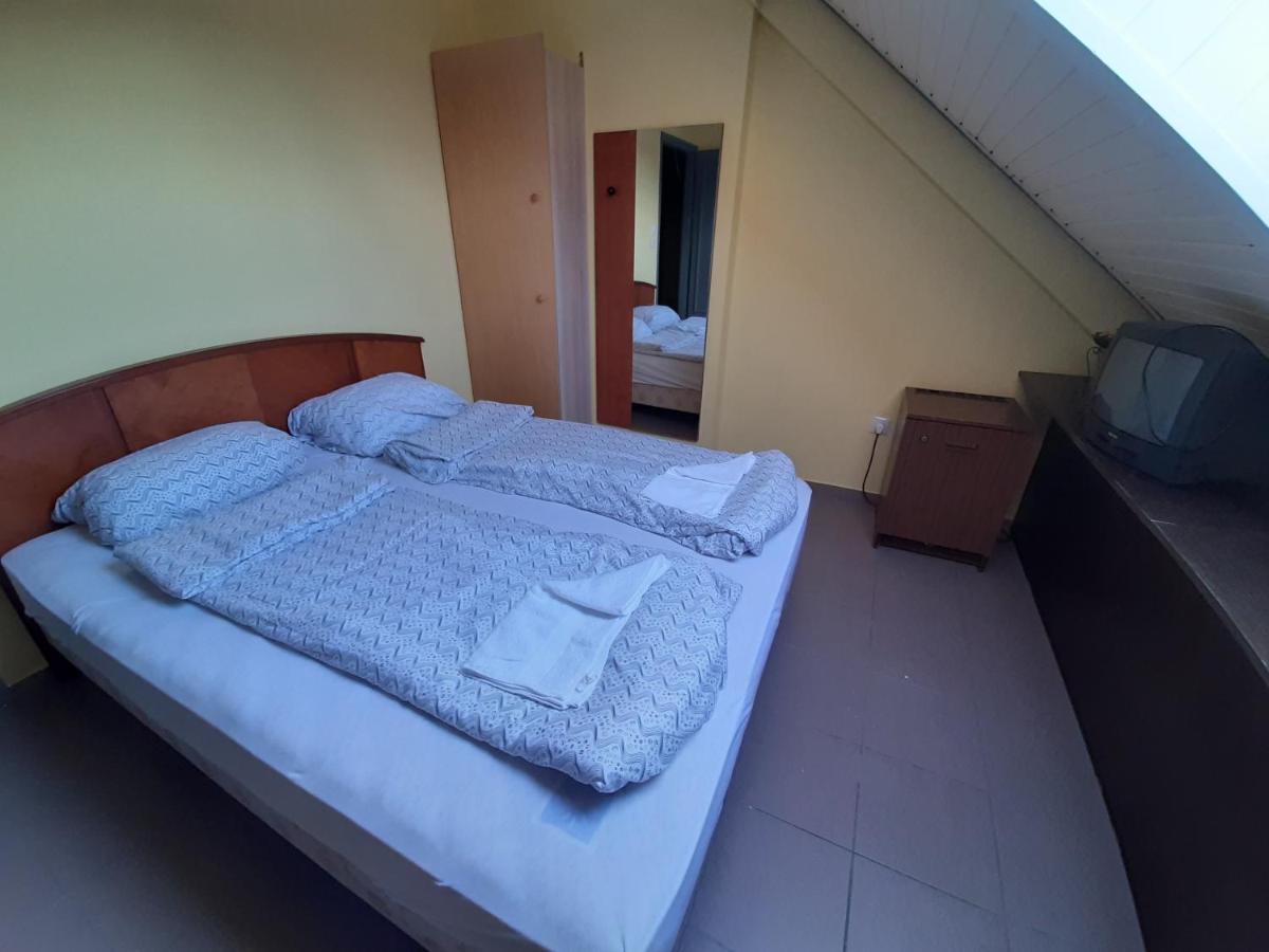 Retro Hotel Merid Zamárdi Eksteriør billede