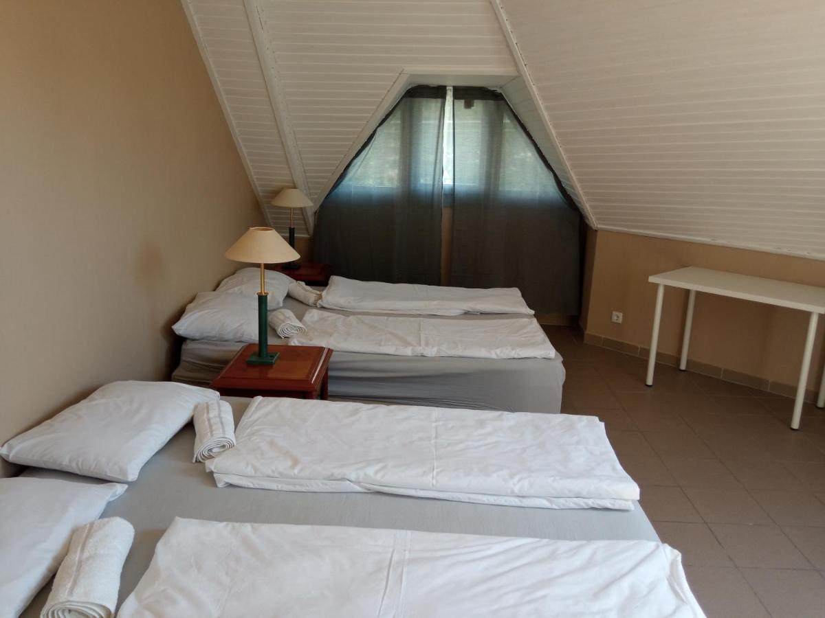 Retro Hotel Merid Zamárdi Eksteriør billede