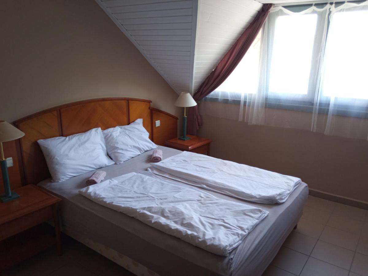 Retro Hotel Merid Zamárdi Eksteriør billede
